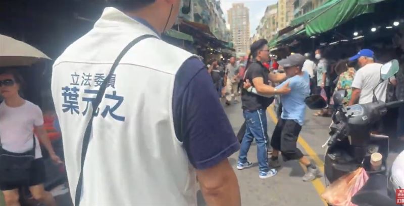 葉元之助理遭藍衣阿伯攻擊(圖/翻攝自葉元之YT直播)