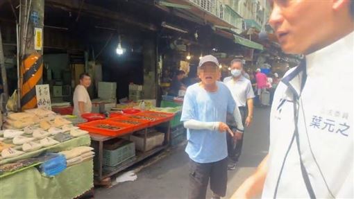 助理遭阿伯肘擊　葉元之怒：怎麼能打人