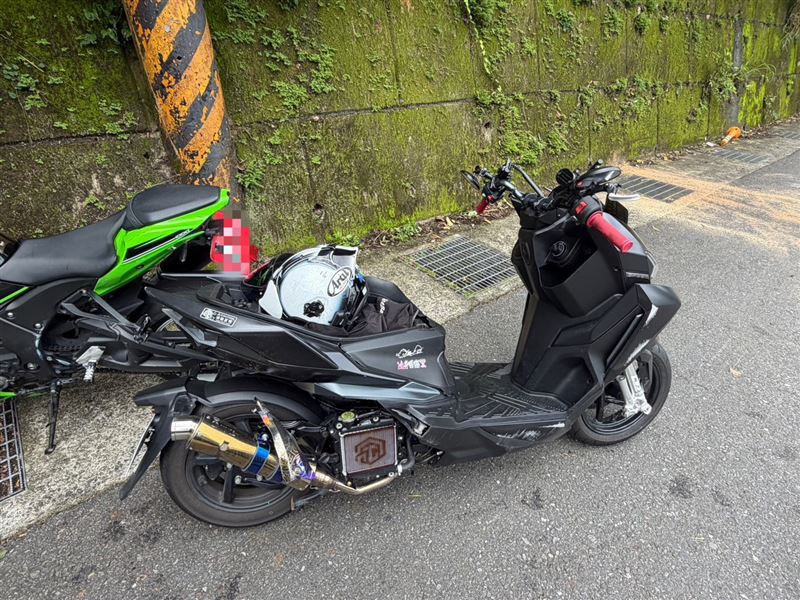 新北市坪林區北宜公路32.8k昨（25日）中午發生一起車禍事故，造成3人輕傷。（圖／翻攝畫面）