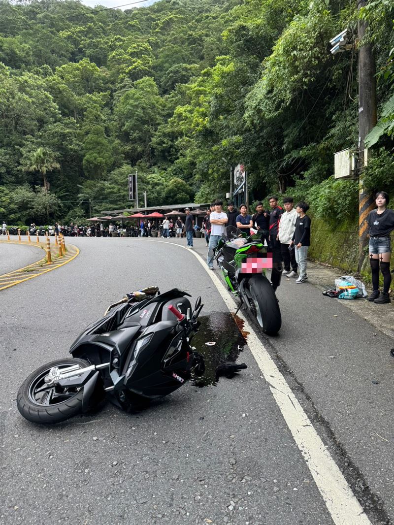 20歲李男失控打滑衝進對向，撞到騎重機的蔡男以及後座林女。（圖／翻攝畫面）
