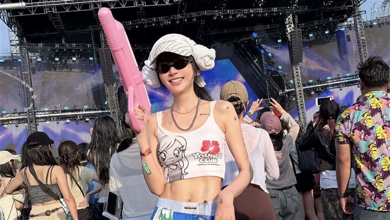 謝金燕水炸彈濕身露纖腰腹肌　被鮮肉搭訕
