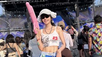 謝金燕水炸彈濕身露纖腰腹肌　被鮮肉搭訕