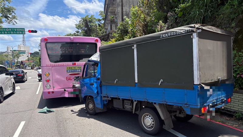 李女駕駛貨車追撞前方的公車,因撞擊力巨大導致腿部骨折、嘴部受傷,脫困後緊急送醫救治。(圖/翻攝畫面)