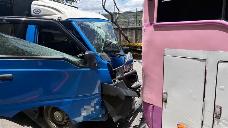 深坑貨車追撞公車！女駕駛慘受困骨折送醫