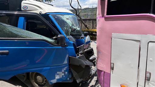 深坑貨車追撞公車！女駕駛慘受困骨折送醫
