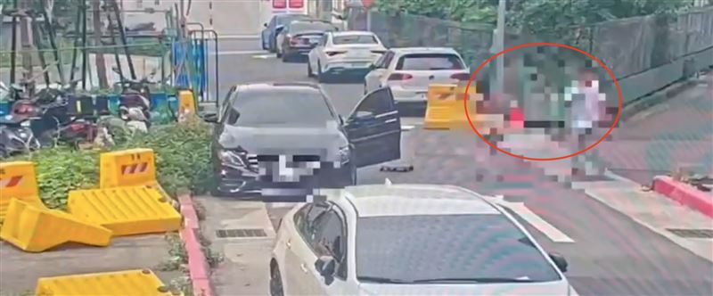 台北市中山區林森北路巷弄內今(26日)上午有一對夫妻爆發糾紛,一旁民眾見狀後報警。(圖/翻攝畫面)