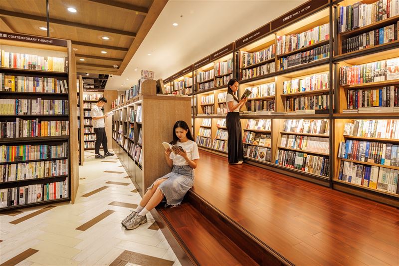 誠品松菸24小時書店來客已超越敦南,2026上半年Gen Z 29歲以下會員人數與購書金額皆較去年同期成長20%。(圖/品牌業者提供)