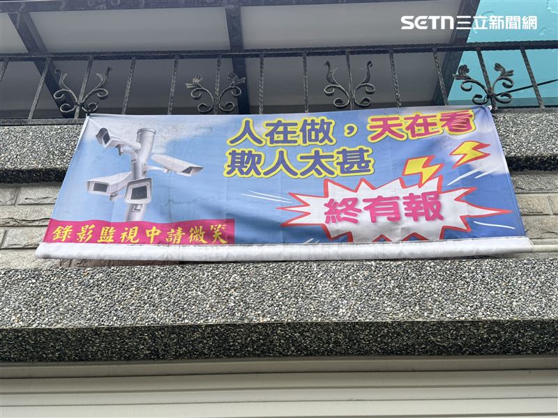 高雄一名侯姓住戶牽車外出僅4秒未打方向燈,就吞一張1200元罰單。(圖/翻攝畫面)