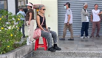 傅崐萁回花蓮大造勢　葉霸會場外獨自靜坐