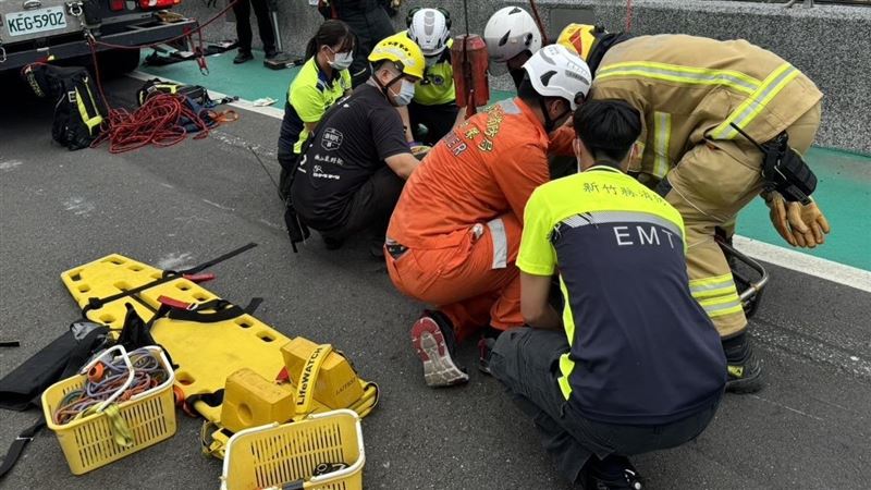 騎士疑墜臥竹東河床　消防吊起送醫搶救