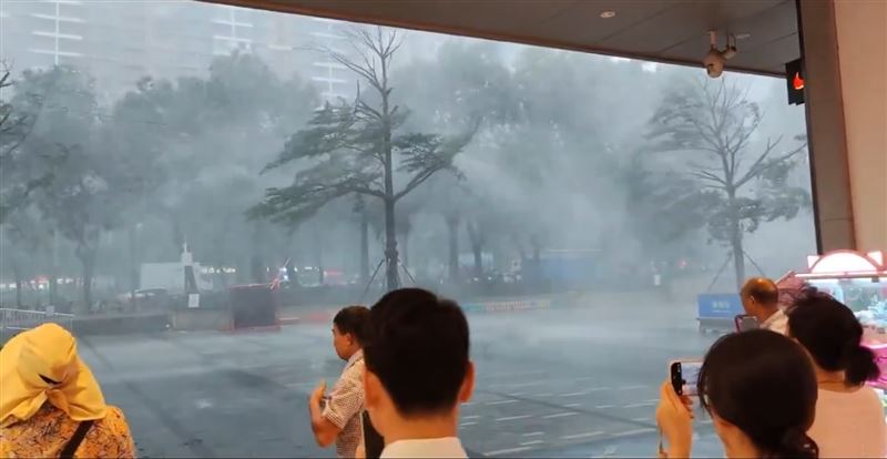 紅霞強撲廣東撤71萬人!香港取消350航班,陸空交通大癱瘓。(圖/翻攝自X平台 @jacokingMAGATW)