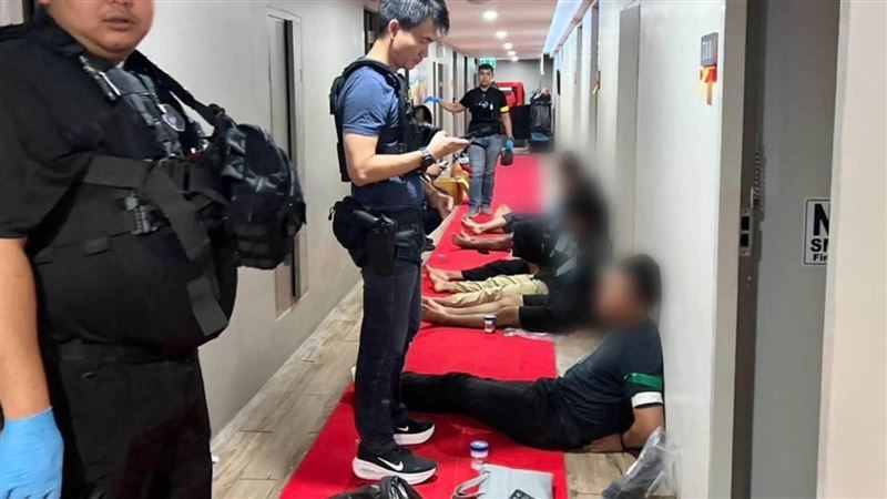 泰警今天動員逾百名警力,突襲曼谷北郊的暖武里府一間飯店,指該地點涉嫌由中國灰色資本集團經營,提供賭博、毒趴及性交易等服務。(圖/翻攝自X平台 @The_PattayaNews)