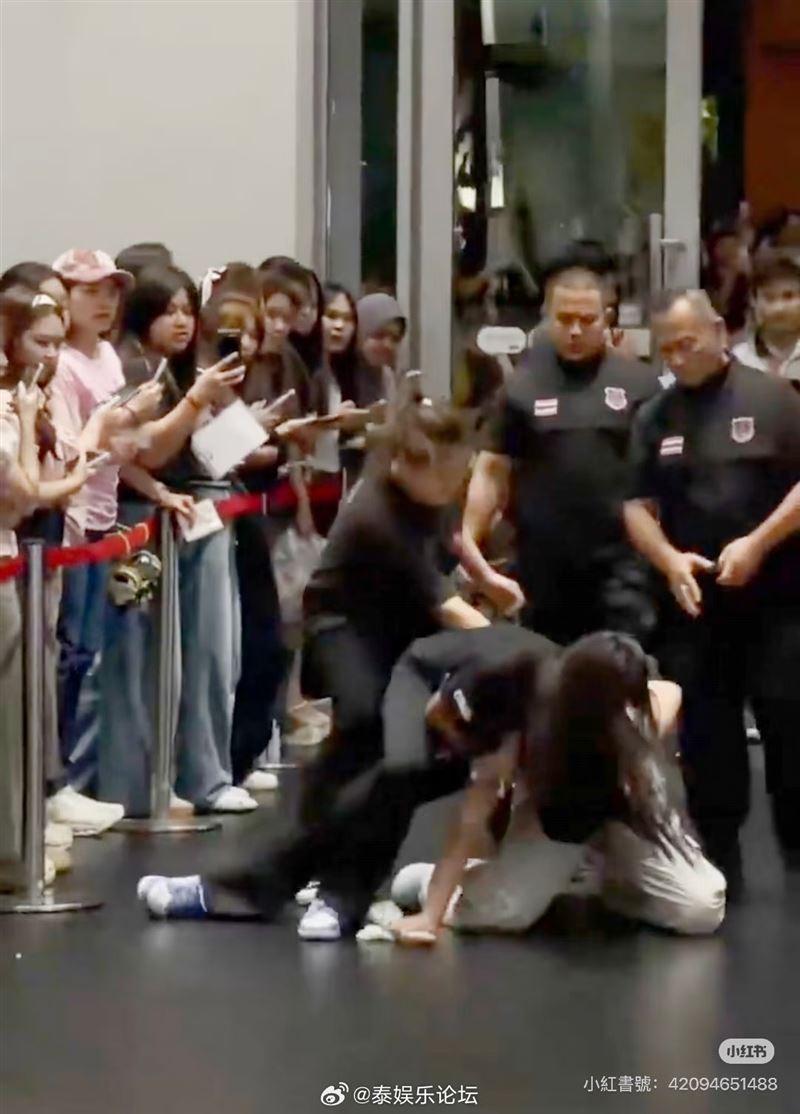 中國籍女粉絲參加泰國娛樂公司GMMTV旗下藝人簽售活動,和工作人員爆發肢體衝突。(圖/翻攝自小紅書)