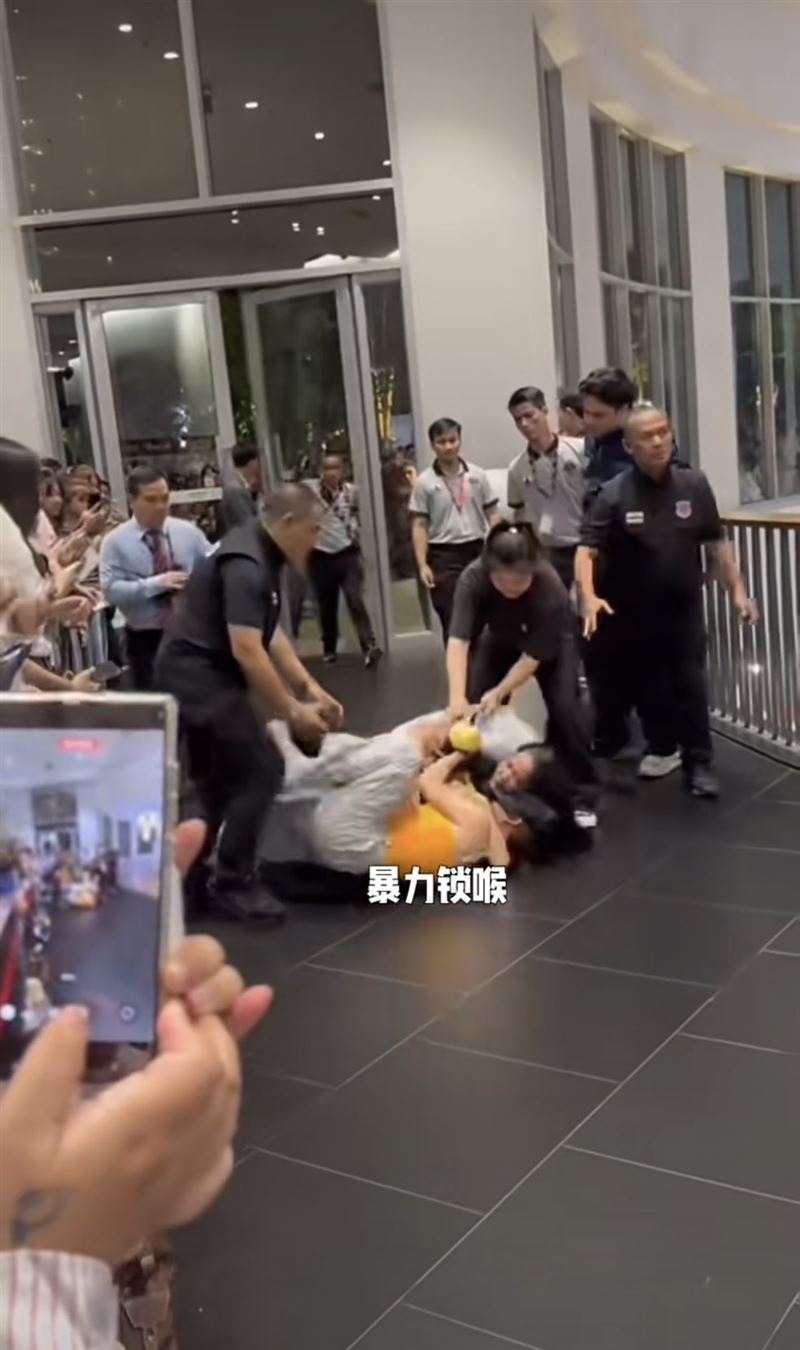 中國籍女粉絲參加泰國娛樂公司GMMTV旗下藝人簽售活動,和工作人員爆發肢體衝突。(圖/翻攝自小紅書)