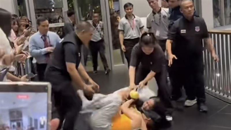 中國女粉簽售會爆插隊　遭鎖喉重壓在地