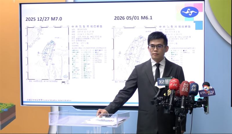 氣象署技正郭冠宏說明雙溪規模5.6深層地震發生原因。(圖/三立新聞)