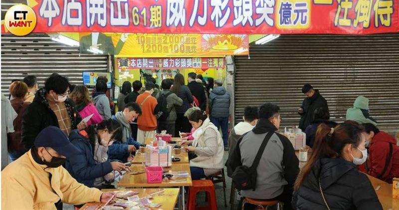 7月28日開獎(115000074期)頭獎獎金上看9億,為今年最高頭獎總獎金。(圖/黃鵬杰攝)