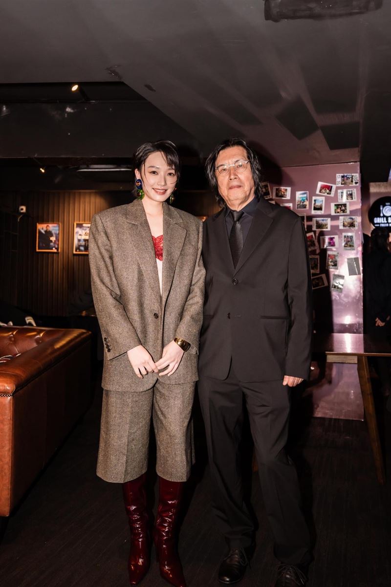 蔡思韵出席馬來西亞國際電影節,見到榮獲本屆終身成就獎的韓國名導李滄東。(圖/大思娛樂提供)