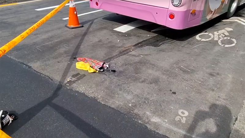 一名年約60歲的女子遭公車輾壓,人已明顯死亡。(圖/翻攝畫面)