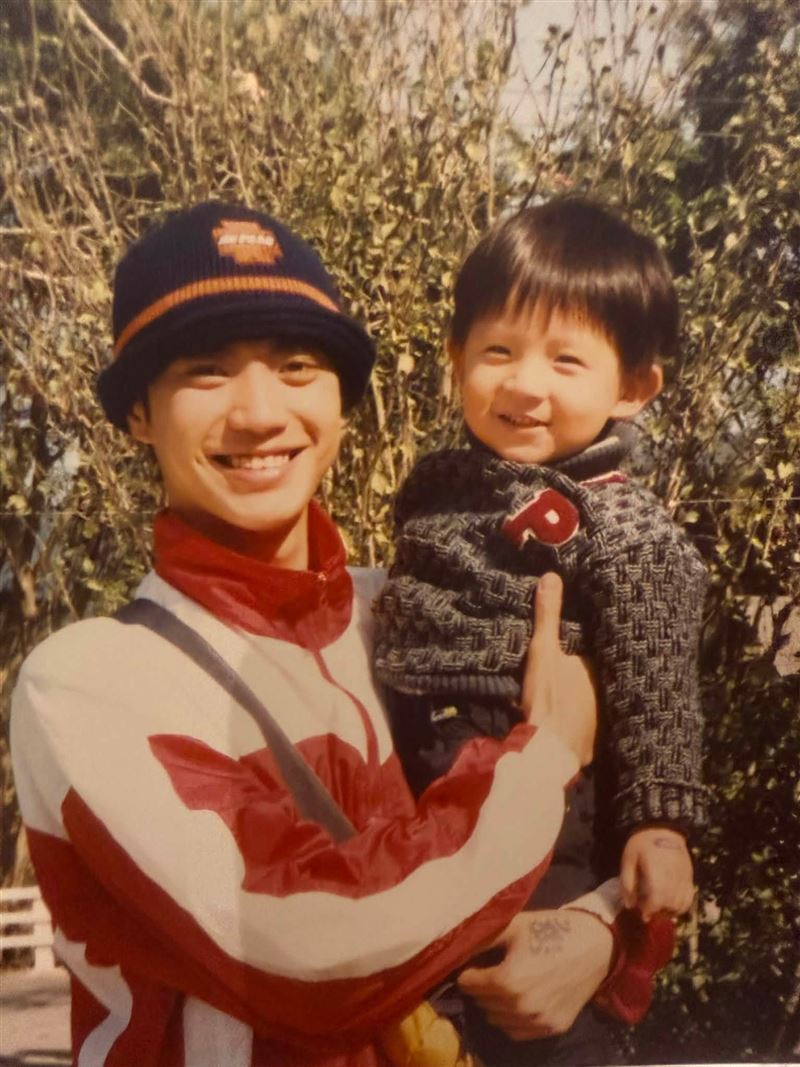 王凱24年前演出《薰衣草》小童,陳玉珊帶兒子去探班。(圖/翻攝自陳玉珊 Frankie Chen臉書)
