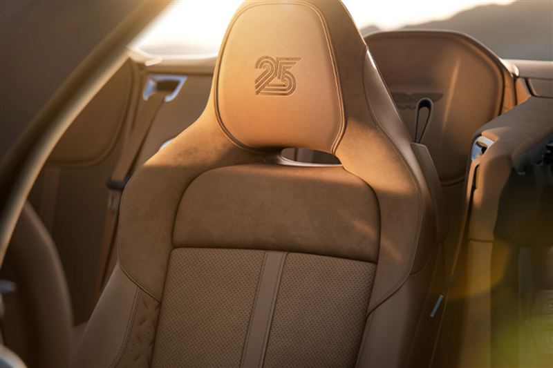 座椅採用半苯胺皮革與Alcantara材質打造。(圖/翻攝Aston Martin網站)