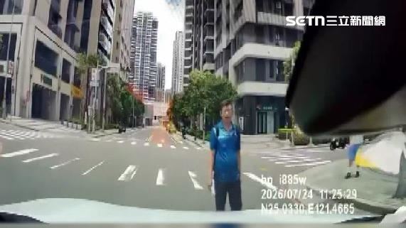 獨／車商老闆闖紅燈　駕駛猛按喇叭對嗆