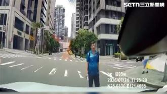 獨／車商老闆闖紅燈　駕駛猛按喇叭對嗆