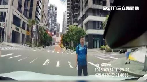 獨／車商老闆闖紅燈　駕駛猛按喇叭對嗆