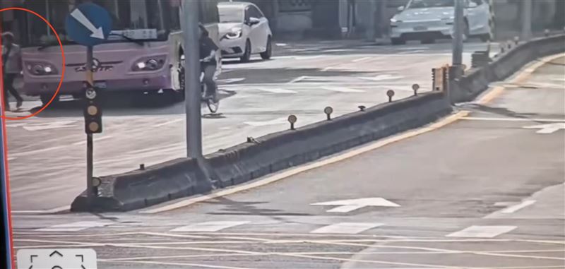 一名83歲的徐姓婦人手拿格紋雨傘、黃色袋子緩緩下公車，最後身影曝光。（圖／翻攝畫面）