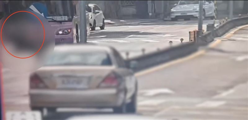 徐婦下車後繞公車車頭，公車起步後撞倒輾過徐婦。（圖／翻攝畫面）