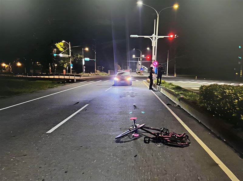 雲林虎尾鎮發生死亡車禍，17歲少年騎單車被撞死，肇事男無照酒駕棄車肇逃。（圖／翻攝畫面）