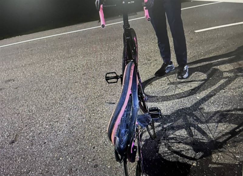 17歲少年騎公路車挨撞，遭肇事轎車拖行200公尺，頭部重創送醫不治。（圖／翻攝畫面）