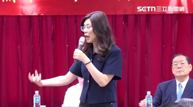 國民黨近期召開中央評議委員會，中評委韋伯韜拋出震撼彈，提案要求黨中央研擬「和平統一」論述，主張台灣應趁握有經貿與科技籌碼時，及早與中國坐上談判桌。此言論一出引發輿論譁然。（圖／翻攝畫面）