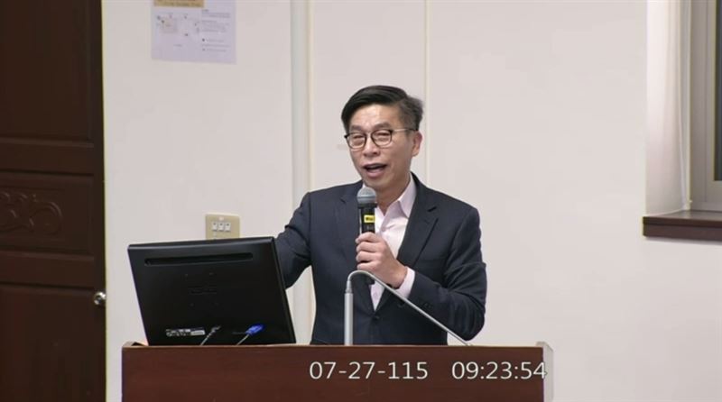 民進黨立委鍾佳濱就表示，上星期五聽到國民黨團總召傅崐萁向美國在台協會（AIT）官員說，無人載具一定會在27日出委員會，8月28日三讀通過，他砲轟立法院現在變成傅崐萁的橡皮圖章，召委在這裡只是個棋子。（圖／翻攝自國會頻道）