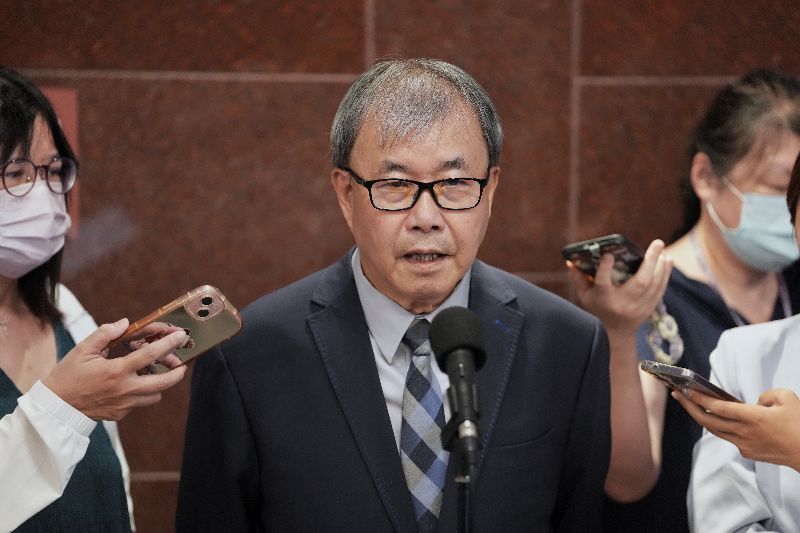 教育部長鄭英耀（中）表示，陽明交大在傳播所教評會的成員組成，是真的有瑕疵。（圖／中央社）
