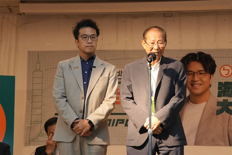 民進黨台北市長參選人沈伯洋台灣時間26日出席美東海外後援會成立大會,總統府資政、超微半導體執行長蘇姿丰之父蘇春槐,擔任沈伯洋海外後援會主席團榮譽總召集人。(圖/沈伯洋競選辦公室提供)