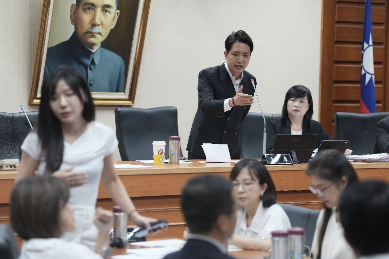 國民黨挾人數優勢退回校事會議辦法立法院教育及文化委員會27日在國民黨立委挾人數優勢表決下，退回校事會議相關修法，民進黨立委吳沛憶（左）等人退席表達抗議，質疑國民黨召委羅廷瑋（後右2）程序粗糙。中央社記者徐肇昌攝　115年7月27日