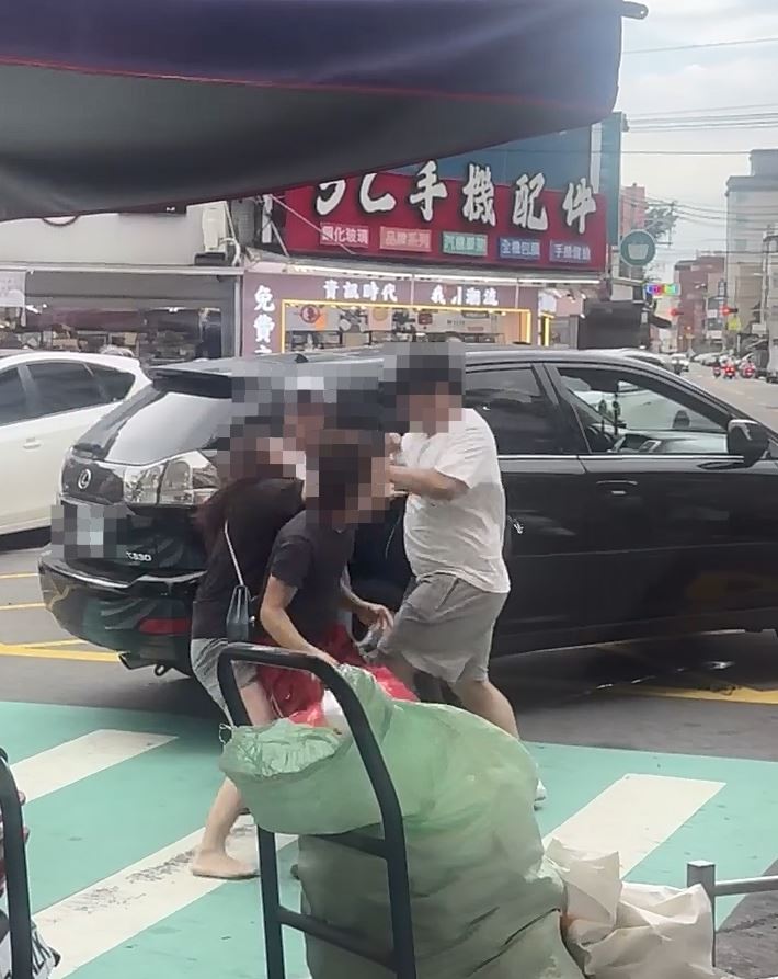 台中大甲區路口爆發鬥毆衝突，行人以為休旅車按喇叭挑釁，與駕駛家屬大打出手。（圖／round2_ricky授權提供）