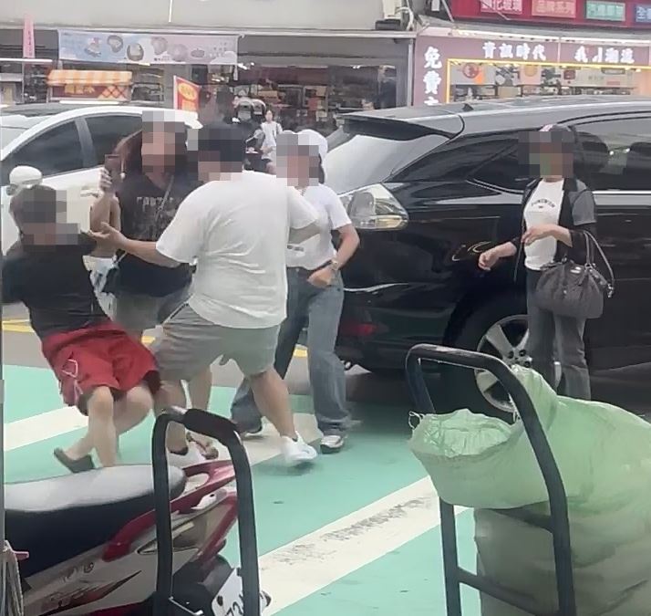 休旅車駕駛家屬白衣男，當街痛毆黑衣行人夫妻。（圖／round2_ricky授權提供）