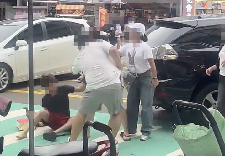 休旅車駕駛家屬白衣男，當街痛毆黑衣行人夫妻。（圖／round2_ricky授權提供）