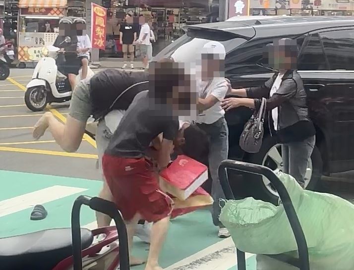黑衣女遭白衣女扯髮，又遭白衣男過肩摔。（圖／round2_ricky授權提供）