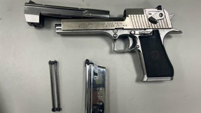 陳男約網友見面被放鳥,竟持玩具手槍衝進KTV叫囂,之後又躲進電梯裡,遭警方上銬逮捕。(圖/翻攝畫面)
