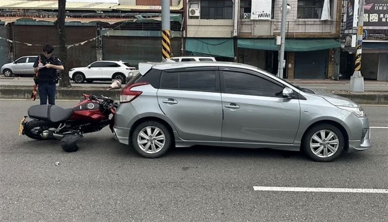 重機騎士未注意車前狀況追撞前方轎車。(圖/翻攝畫面)
