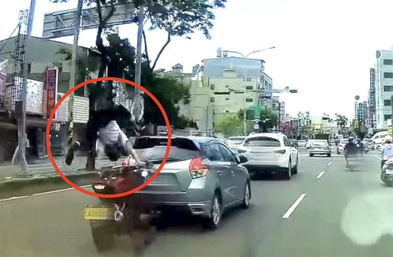 呂姓重機騎士猛撞轎車後當場噴飛摔落路面。(圖/翻攝畫面)