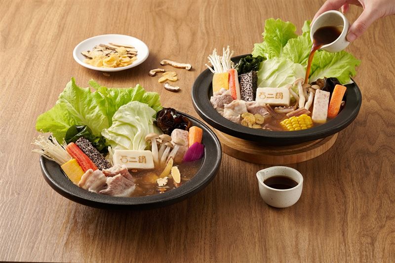 「石二鍋 新莊建國一店」7/29將重返輔大商圈,新店搶先首發兩款台味新鍋石頭燒酒鍋和石頭魷魚鍋。(圖/品牌業者提供)