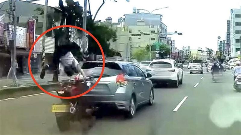 彰化重機騎士猛撞轎車！當場拋飛重摔落地
