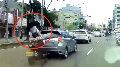 彰化重機騎士猛撞轎車！當場拋飛重摔落地
