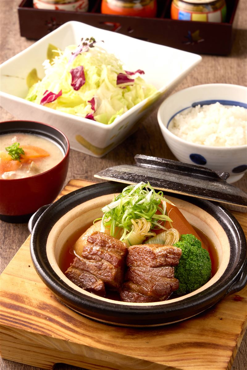 勝政統一時代店限定獨賣「香草豬和風角煮鍋膳」。(圖/品牌業者提供)