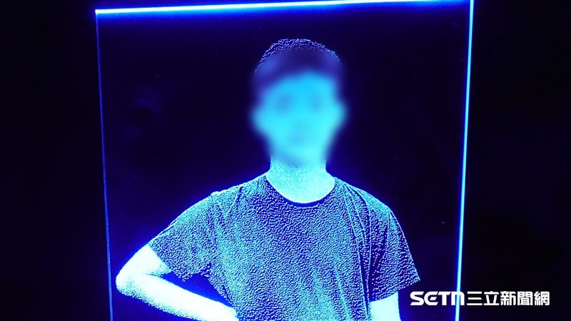 楊爸爸說,自己每天都會對著小勳的遺照說話,而兒子的房間至今仍維持原樣。「因為他回來,也要睡覺啊。」一句話,道盡一位父親放不下的思念。(圖/記者張雅筑攝)