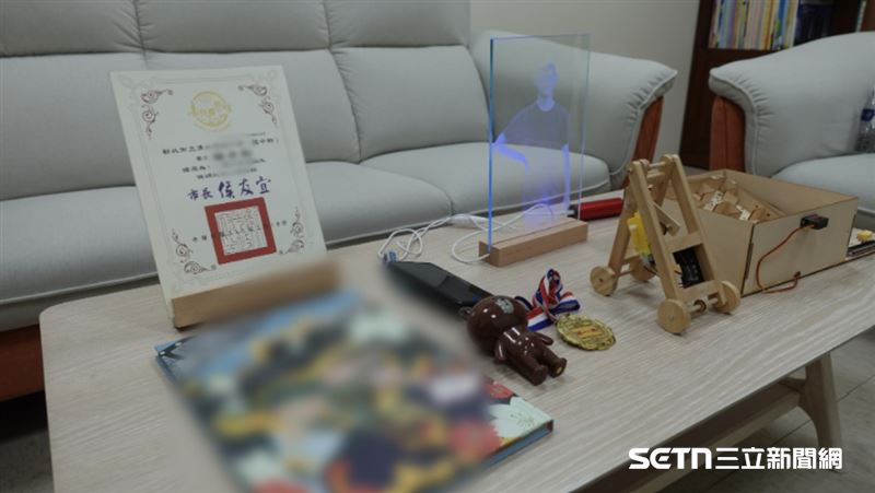 小勳成績優異,原本準備報考建國中學數理資優班。楊爸爸說,孩子的人生才正要起飛,卻因校園悲劇,夢想與未來就永遠停在15歲了。(圖/記者張雅筑攝)